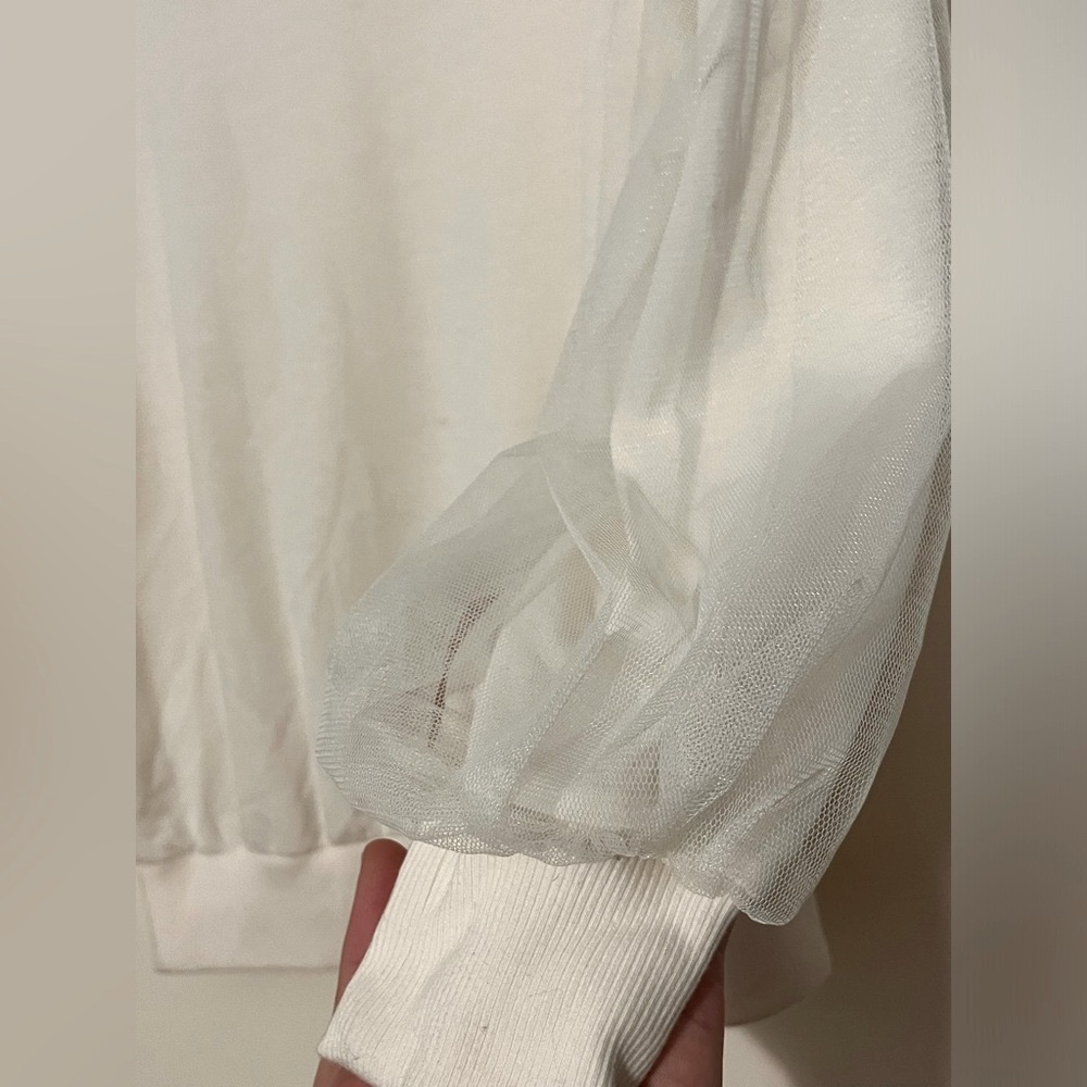 White Top with Gorgeous Flowy Long Sleeves! - Picture 5 of 8